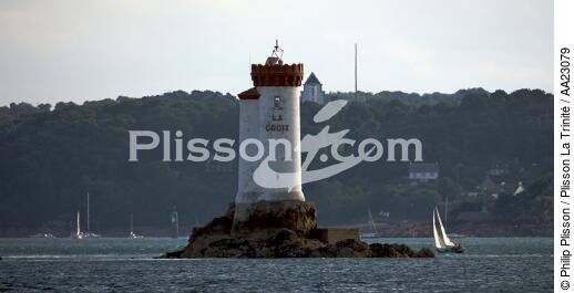 Le phare de la Croix à l'entrée du Trieux - © Philip Plisson / Plisson La Trinité / AA23079 - Nos reportages photos - Croix [La]