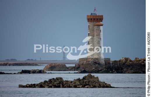 Croix lighthouse at the entrance of the Trieux river. - © Philip Plisson / Plisson La Trinité / AA23080 - Photo Galleries - Trieux [River of]
