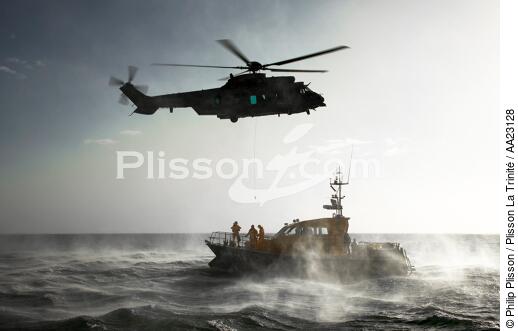 Lifeboat - SNSM - © Philip Plisson / Plisson La Trinité / AA23128 - Photo Galleries - Helicopter winching