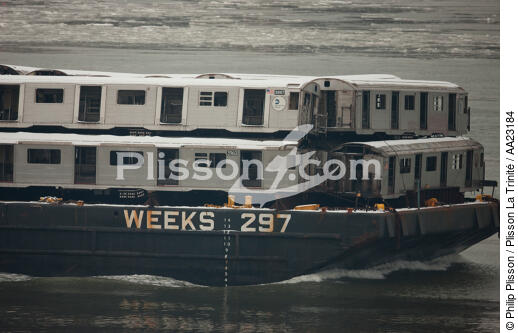 Trafic remoquage sur l'Hudson river - © Philip Plisson / Plisson La Trinité / AA23184 - Nos reportages photos - New York [Etat]