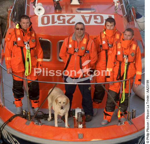 Lifeboat crew members from La Turballe - © Philip Plisson / Plisson La Trinité / AA23199 - Photo Galleries - portrait