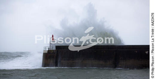Coup de vent sur Quiberon - © Philip Plisson / Plisson La Trinité / AA23476 - Nos reportages photos - Feu de port