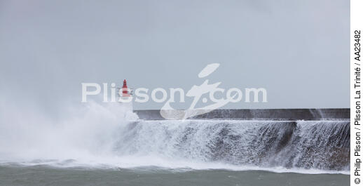Coup de vent sur Quiberon - © Philip Plisson / Plisson La Trinité / AA23482 - Nos reportages photos - Feu de port