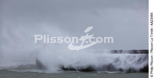 Coup de vent sur Quiberon - © Philip Plisson / Plisson La Trinité / AA23484 - Nos reportages photos - Feu de port