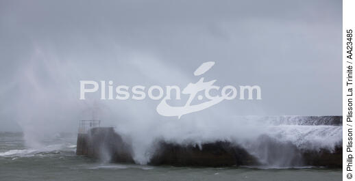 Coup de vent sur Quiberon - © Philip Plisson / Plisson La Trinité / AA23485 - Nos reportages photos - Feu de port