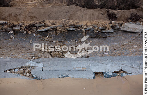 Dike on the town of St Clement after the passage of Xynthia. - © Philip Plisson / Plisson La Trinité / AA23765 - Photo Galleries - Dike