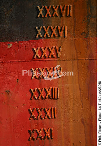 Coque de bateau dans le port du Pirée. - © Philip Plisson / Plisson La Trinité / AA23968 - Nos reportages photos - Le Pirée