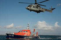 Exercice de sauvetage en baie de Quiberon. © Philip Plisson / Plisson La Trinité / AA23986 - Nos reportages photos - Hélicoptère militaire