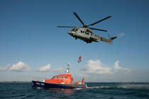 Exercice de sauvetage en baie de Quiberon. © Philip Plisson / Plisson La Trinité / AA23987 - Nos reportages photos - Hélicoptère militaire