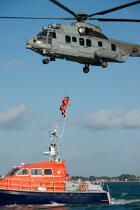 Exercice de sauvetage en baie de Quiberon. © Philip Plisson / Plisson La Trinité / AA23988 - Nos reportages photos - Hélicoptère militaire