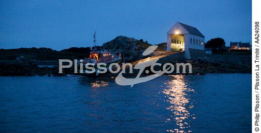 Launching the lifeboat to the island of Batz. - © Philip Plisson / Plisson La Trinité / AA24098 - Photo Galleries - Sea Rescue