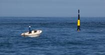 In front of Portsall. © Philip Plisson / Plisson La Trinité / AA24157 - Photo Galleries - Buoys and beacons