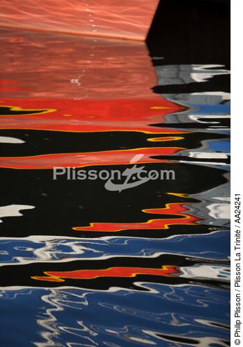 Reflection in the port of Concarneau. - © Philip Plisson / Plisson La Trinité / AA24241 - Photo Galleries - Bow