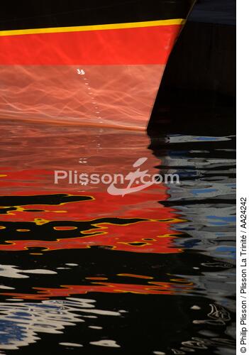 Reflet dans le port de Concarneau. - © Philip Plisson / Plisson La Trinité / AA24242 - Nos reportages photos - Elément d'un bateau