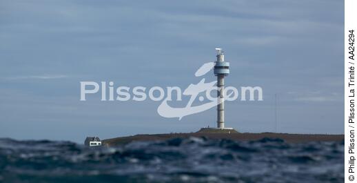 La pointe de Bac'haol et la tout radar du Stiff à Ouessant - © Philip Plisson / Plisson La Trinité / AA24294 - Nos reportages photos - Bac'haol [pointe de]