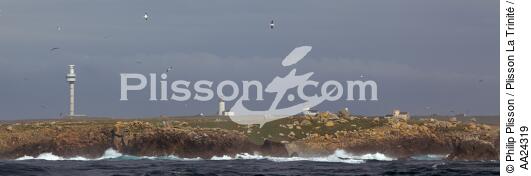 The Stiff radar tower and the lighthouse on Ouessant - © Philip Plisson / Plisson La Trinité / AA24319 - Photo Galleries - Ouessant Island and Molène Archipelago