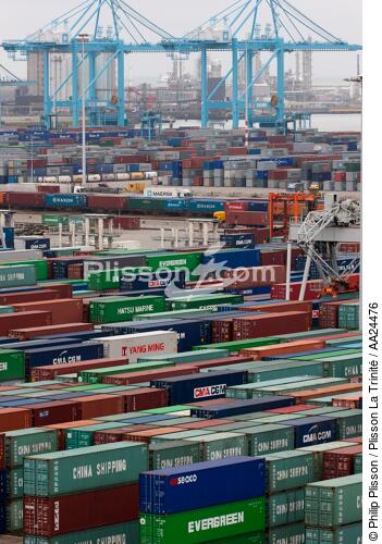 Sur le port de Rotterdam - © Philip Plisson / Plisson La Trinité / AA24476 - Nos reportages photos - Porte-conteneurs, la démesure