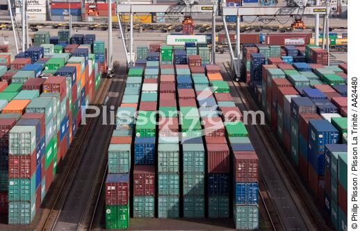 Sur le port de Rotterdam - © Philip Plisson / Plisson La Trinité / AA24480 - Nos reportages photos - Porte-conteneurs, la démesure