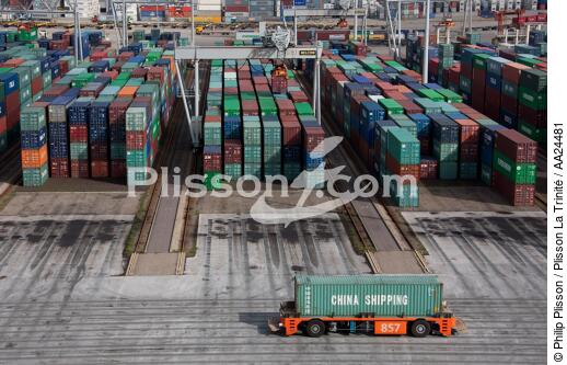 In the port of Rotterdam - © Philip Plisson / Plisson La Trinité / AA24481 - Photo Galleries - Containership
