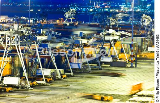 Sur le port de Rotterdam - © Philip Plisson / Plisson La Trinité / AA24483 - Nos reportages photos - Porte-conteneurs, la démesure
