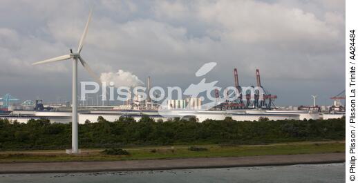 Sur le port de Rotterdam - © Philip Plisson / Plisson La Trinité / AA24484 - Nos reportages photos - Raffinerie