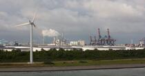 Sur le port de Rotterdam © Philip Plisson / Plisson La Trinité / AA24484 - Nos reportages photos - Raffinerie