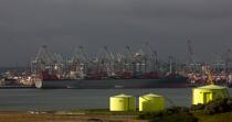 Sur le port de Rotterdam © Philip Plisson / Plisson La Trinité / AA24489 - Nos reportages photos - Raffinerie