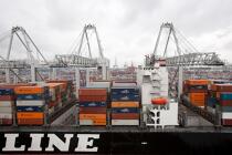 In the port of Rotterdam © Philip Plisson / Plisson La Trinité / AA24496 - Photo Galleries - Containers