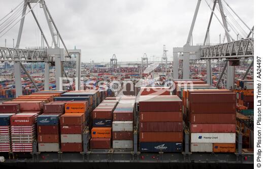 Sur le port de Rotterdam - © Philip Plisson / Plisson La Trinité / AA24497 - Nos reportages photos - Porte-conteneurs