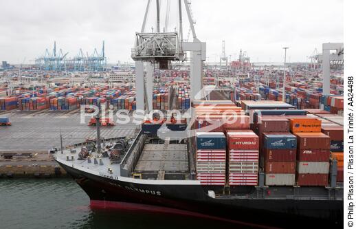 Sur le port de Rotterdam - © Philip Plisson / Plisson La Trinité / AA24498 - Nos reportages photos - Porte-conteneurs, la démesure
