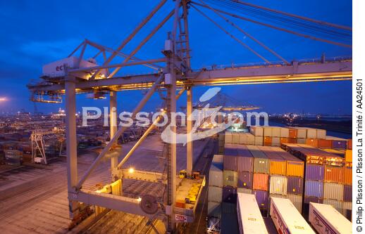 Sur le port de Rotterdam - © Philip Plisson / Plisson La Trinité / AA24501 - Nos reportages photos - Porte-conteneurs, la démesure