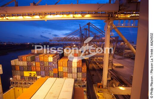 Sur le port de Rotterdam - © Philip Plisson / Plisson La Trinité / AA24502 - Nos reportages photos - Le CMA CGM Marco Polo