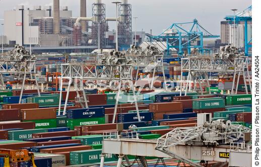 Sur le port de Rotterdam - © Philip Plisson / Plisson La Trinité / AA24504 - Nos reportages photos - Conteneur