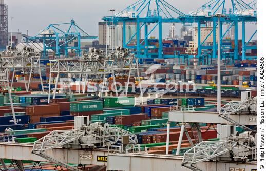 Sur le port de Rotterdam - © Philip Plisson / Plisson La Trinité / AA24506 - Nos reportages photos - Conteneur