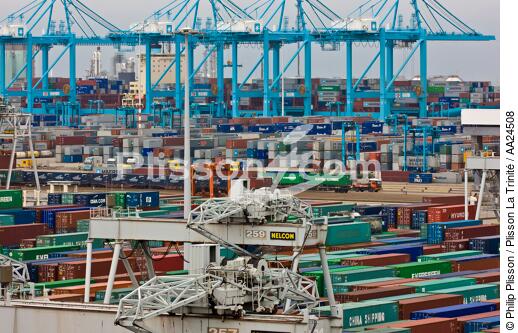 Sur le port de Rotterdam - © Philip Plisson / Plisson La Trinité / AA24508 - Nos reportages photos - Le CMA CGM Marco Polo