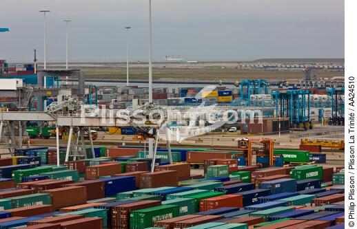 In the port of Rotterdam - © Philip Plisson / Plisson La Trinité / AA24510 - Photo Galleries - Nederland