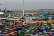 Sur le port de Rotterdam © Philip Plisson / Plisson La Trinité / AA24510 - Nos reportages photos - Porte-conteneurs, la démesure