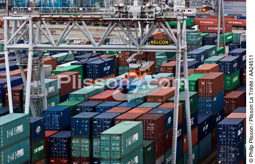 Sur le port de Rotterdam - © Philip Plisson / Plisson La Trinité / AA24511 - Nos reportages photos - Le CMA CGM Marco Polo