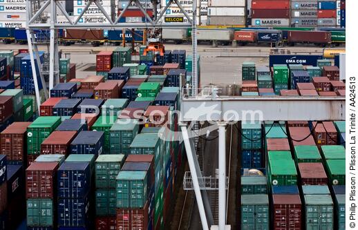 Sur le port de Rotterdam - © Philip Plisson / Plisson La Trinité / AA24513 - Nos reportages photos - Porte-conteneurs, la démesure