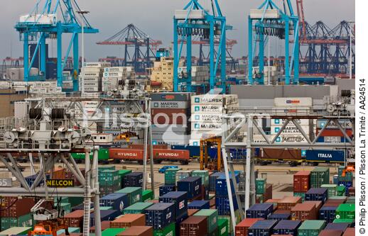 Sur le port de Rotterdam - © Philip Plisson / Plisson La Trinité / AA24514 - Nos reportages photos - Porte-conteneurs