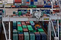 Sur le port de Rotterdam © Philip Plisson / Plisson La Trinité / AA24515 - Nos reportages photos - Porte-conteneurs