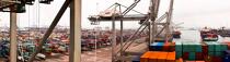 Sur le port de Rotterdam © Philip Plisson / Plisson La Trinité / AA24518 - Nos reportages photos - Porte-conteneurs, la démesure