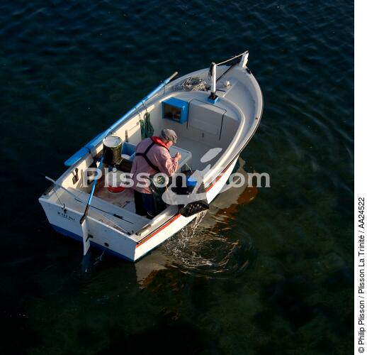 Petite pêche en baie de Morlaix - © Philip Plisson / Plisson La Trinité / AA24522 - Nos reportages photos - Casier