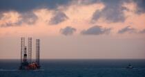Remorquage d'une plateforme pétrolière en Mer du Nord © Philip Plisson / Plisson La Trinité / AA24530 - Nos reportages photos - Industrie pétrolière