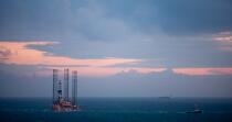 Remorquage d'une plateforme pétrolière en Mer du Nord © Philip Plisson / Plisson La Trinité / AA24531 - Nos reportages photos - Industrie pétrolière