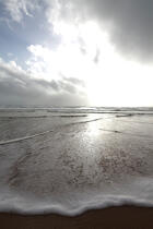 La plage d'Erdeven. © Philip Plisson / Plisson La Trinité / AA24595 - Nos reportages photos - Ciel gris
