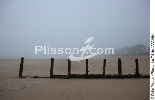 Fog on Saint-Malo - © Philip Plisson / Plisson La Trinité / AA24604 - Photo Galleries - Sillon [Beach of]