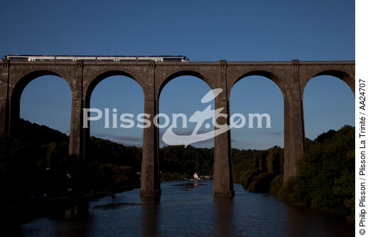 Le viaduc de Port-Launay sur l'Aulne. - © Philip Plisson / Plisson La Trinité / AA24707 - Nos reportages photos - Train