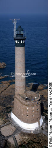 Phare les Roches Douvres - © Philip Plisson / Plisson La Trinité / AA25055 - Nos reportages photos - Panoramique vertical
