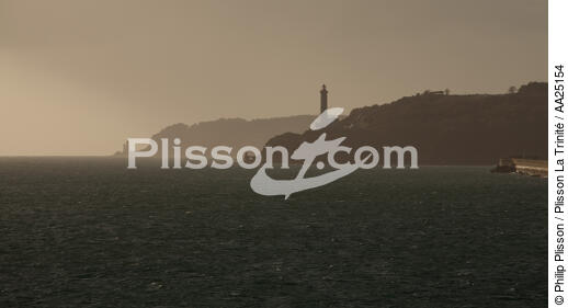 Leaving the harbor of Brest. - © Philip Plisson / Plisson La Trinité / AA25154 - Photo Galleries - Brest Harbour